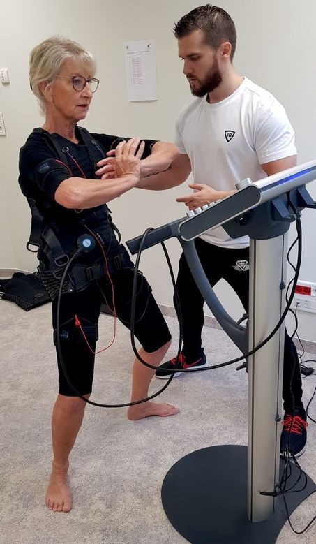 salariée de la clinique sainte catherine à avignon en pleine séance de fitness EMS avec Iron BodyFit pour la journée du bien etre au travail